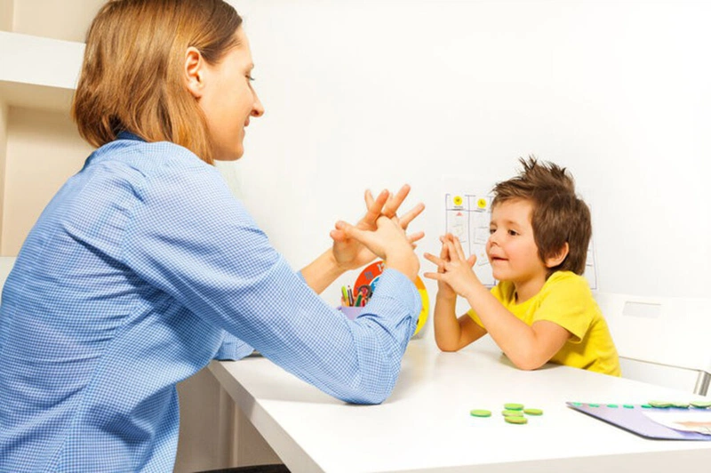 Giải đáp thắc mắc: Trẻ tự kỷ có hay cười không? Lời khuyên dành cho cha mẹ 3