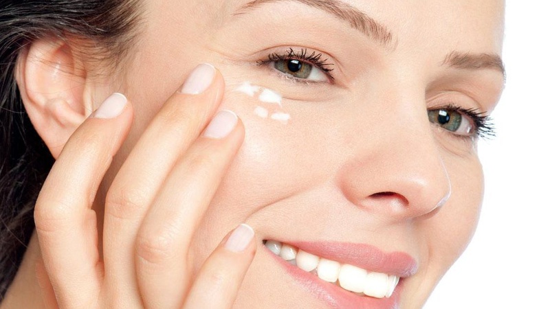 Gợi ý cách chăm sóc vùng da quanh mắt đơn giản tại nhà giúp giảm nếp nhăn 2