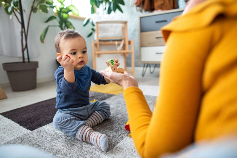 Về sự phát triển ở trẻ em: Bình thường trẻ 10 tháng biết làm gì?