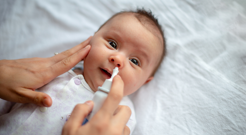 rửa mũi cho bé bằng nước muối sinh lý
