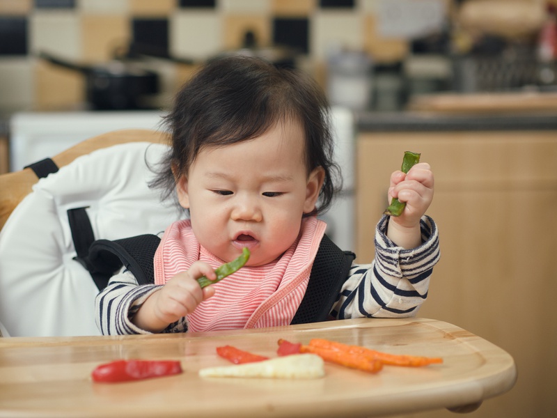 Khi ăn, trẻ luôn phải ngồi thẳng lưng và có sự giám sát của cha mẹ 3