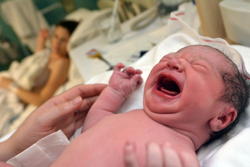 Khi em bé thở và khóc, phổi nở ra, đẩy chất lỏng ra ngoài 1