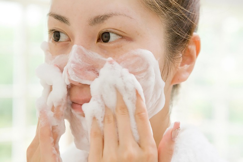 Lưu ngay những cách chăm sóc da mùa mưa không phải ai cũng biết 1