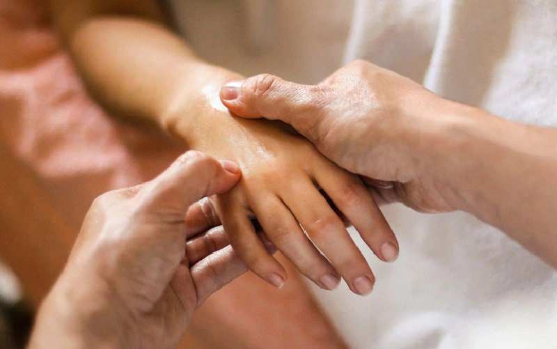 Những điều cần biết về bấm huyệt chữa bệnh bại liệt. 3