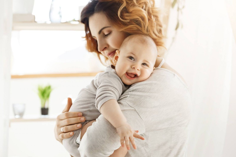 Mách mẹ cách vỗ ợ hơi cho trẻ sơ sinh hiệu quả cao và không gây tổn thương bé 1