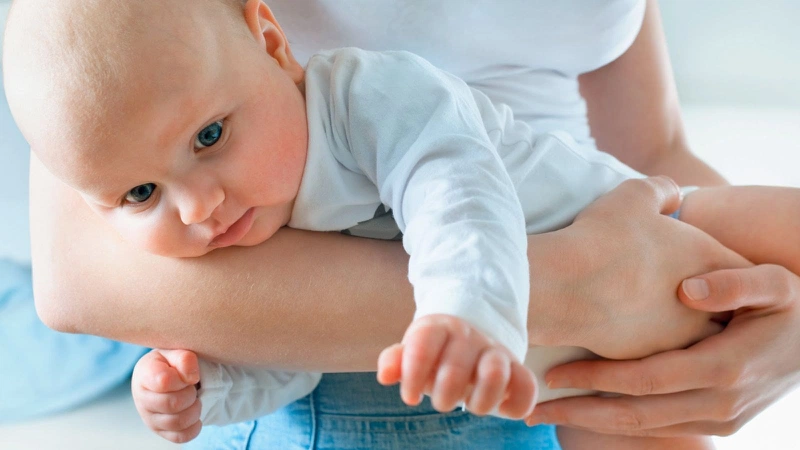Mách mẹ cách vỗ ợ hơi cho trẻ sơ sinh hiệu quả cao và không gây tổn thương bé 3