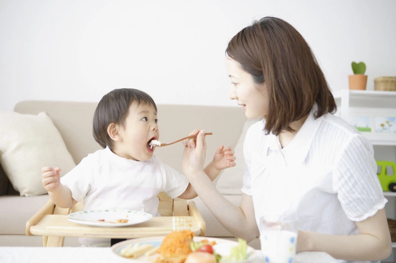 Nguyên nhân khiến trẻ biếng ăn là gì? Gợi ý thực đơn cho trẻ 1 tuổi biếng ăn 2