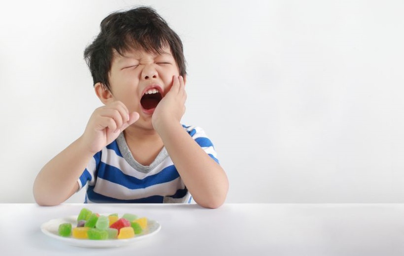 Sâu răng do bú bình ở trẻ nhỏ gây ra nhiều biến chứng khôn lường