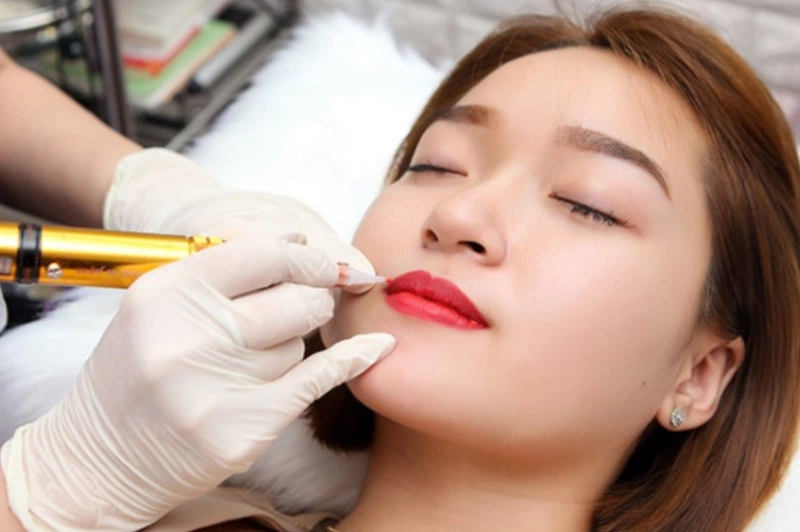 Nguyên nhân và cách xử lý khi đi xăm môi về bị sưng 3