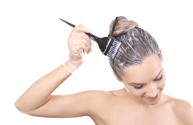 Bôi thuốc nhuộm cần tránh bôi lên da đầu để hạn chế độc hại