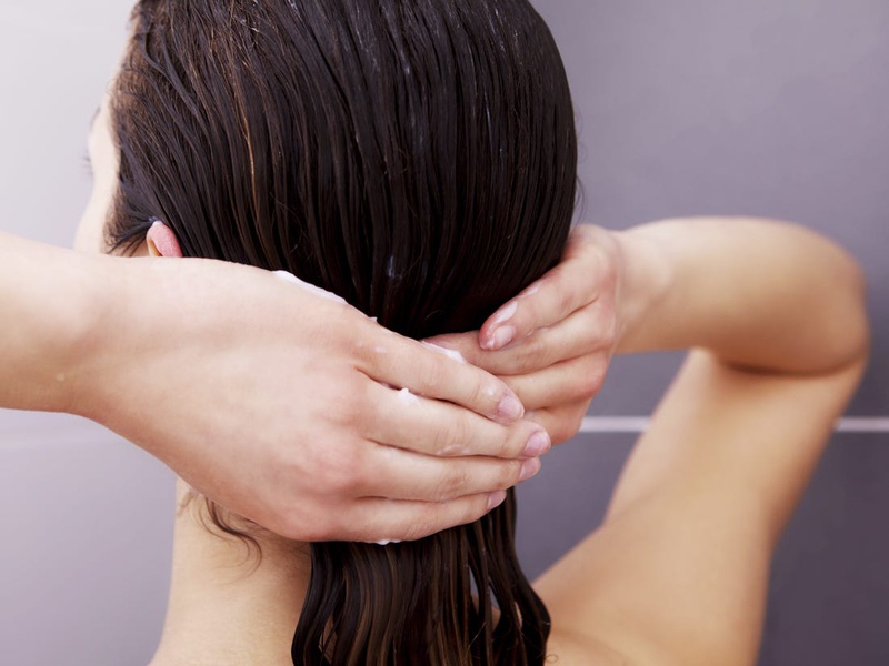 Những thói quen xấu khiến tóc yếu dễ rụng cần bỏ ngay từ bây giờ 2