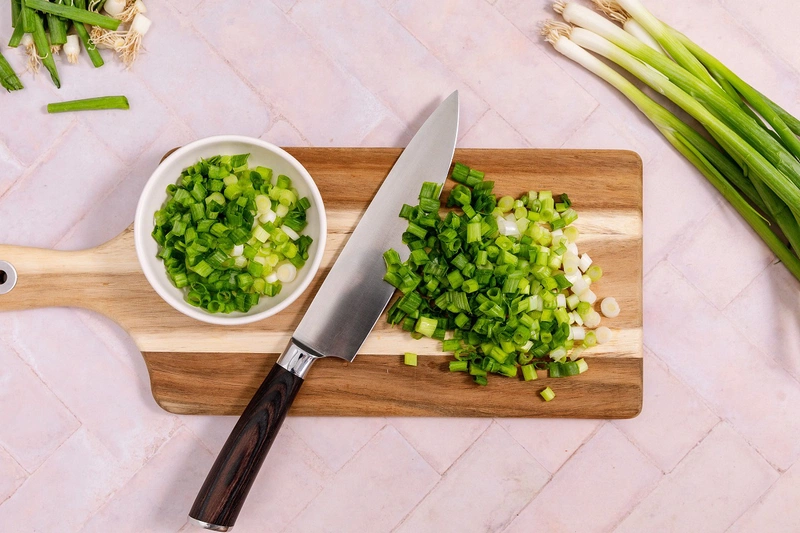 Phụ nữ sau sinh ăn hành lá được không? Lợi ích của việc ăn hành lá sau sinh 2