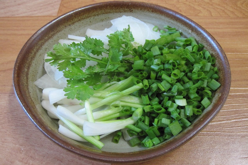 Phụ nữ sau sinh ăn hành lá được không? Lợi ích của việc ăn hành lá sau sinh