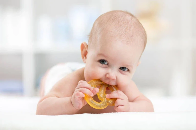 Sử dụng đồ chơi hỗ trợ mọc răng cũng giúp nâng cao kỹ năng nhai ở trẻ 2