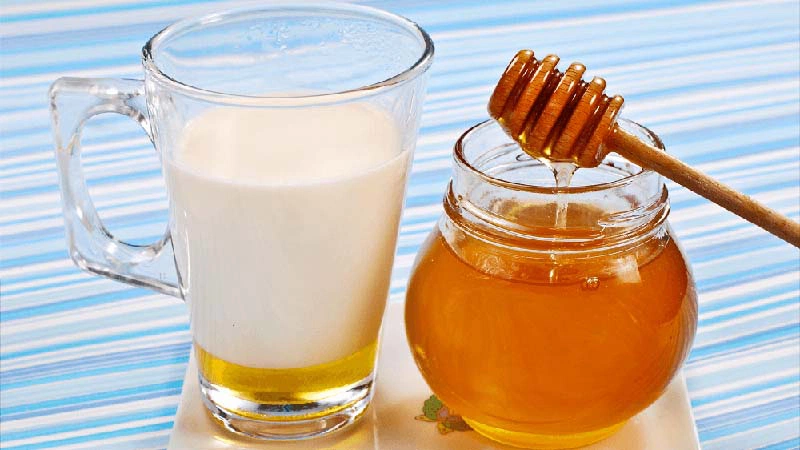 Chữa táo bón cho trẻ sơ sinh bằng mật ong và sữa
