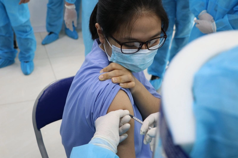 Tầm quan trọng của việc tiêm vắc xin mũi 3 ngăn ngừa virus SARS-CoV-2 2