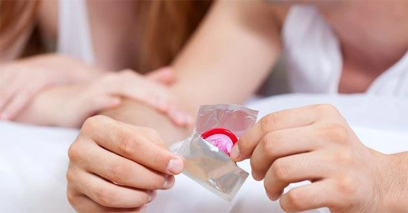 Dùng bao cao su là cách quan hệ tránh có thai có tỷ lệ cao lên đến 99%