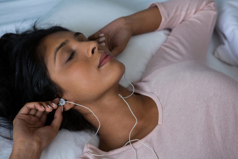 Thư giãn khi đi ngủ bằng cách nghe nhạc cũng giúp ngăn chặn hiện tượng mộng du 3