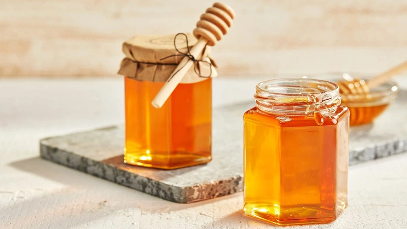 Cách chữa nhiệt miệng bằng mật ong: bôi trực tiếp lên vết loét