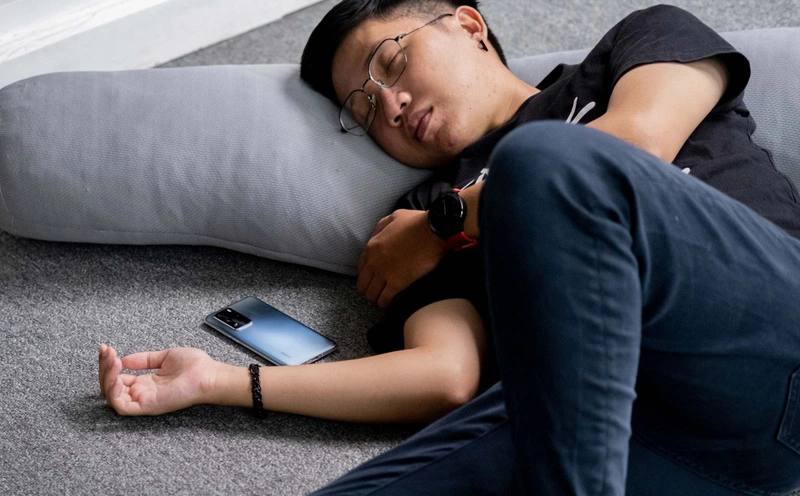 đồng hồ sinh học bị phá vỡ khi xem điện thoại trước khi ngủ