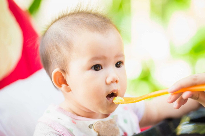 Trẻ 6 tháng biết làm gì? Điều cha mẹ cần biết giai đoạn 6 tháng tuổi 3