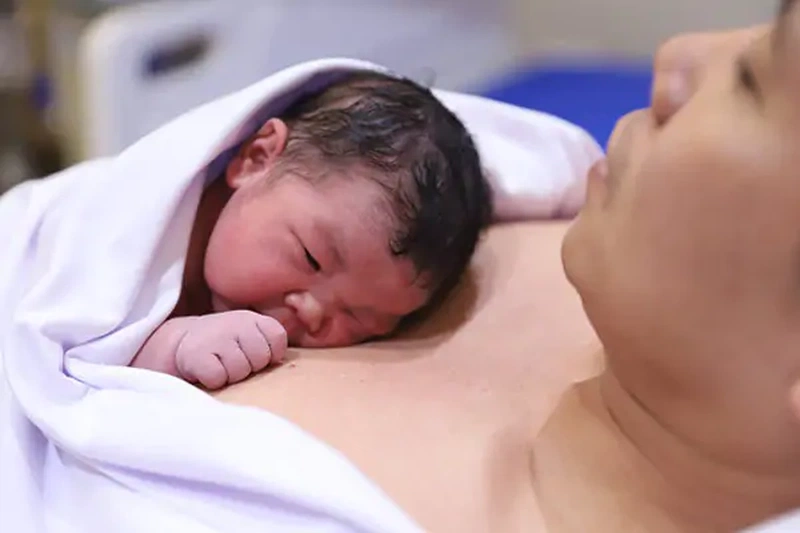 Trẻ sẽ ngừng khóc khi được đặt vào ngực mẹ 2