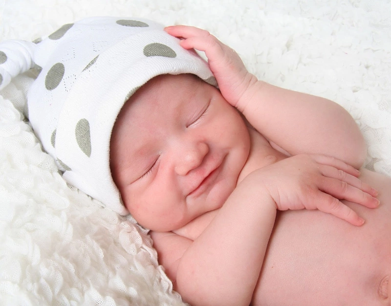 Trẻ sơ sinh có nên đội mũ che thóp không? Lưu ý mà cha mẹ nên biết khi giữ ấm cho bé