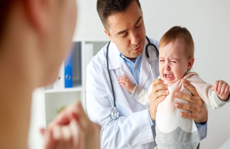 Trẻ uống sữa công thức đi ngoài màu xanh rêu có nguy hiểm không?