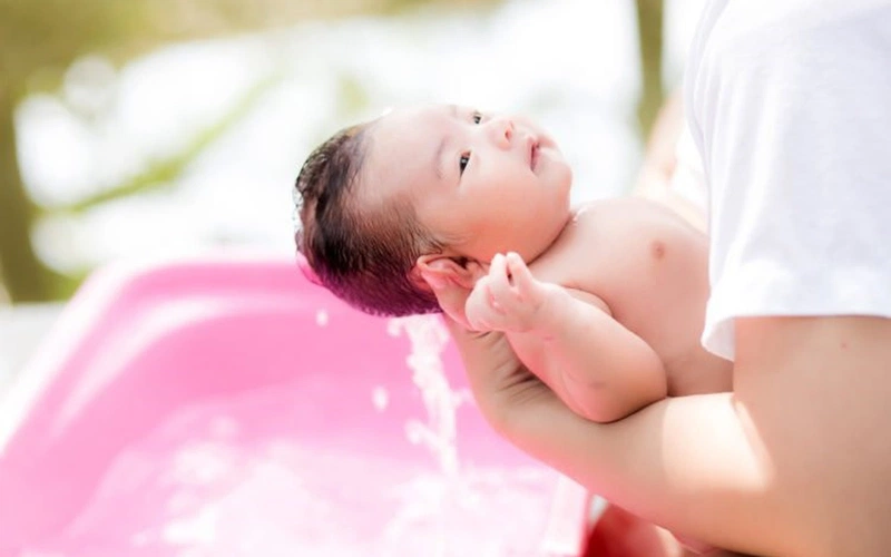 Trời lạnh có nên đội mũ cho bé khi ngủ? Lưu ý cần biết khi giữ ấm cho trẻ 3