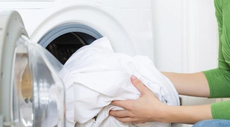 giặt chăn gối thường xuyên giúp giảm mụn