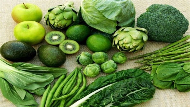 Các loại rau lá xanh đậm có thể giúp giảm cholesterol bằng cách liên kết với axit mật