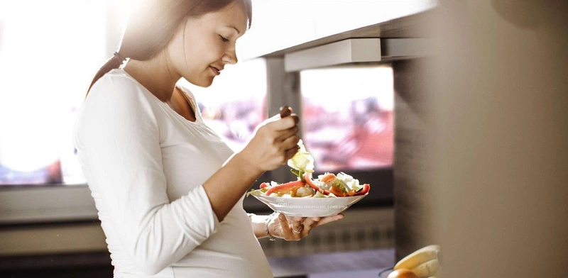 Ăn đêm không những không tốt cho sức khỏe của người mẹ mà còn không cung cấp thêm chất dinh dưỡng nào cho thai nhi