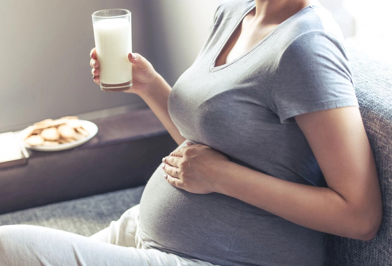 Các bà bầu nên uống một ly sữa ấm trước khi đi ngủ khoảng một tiếng