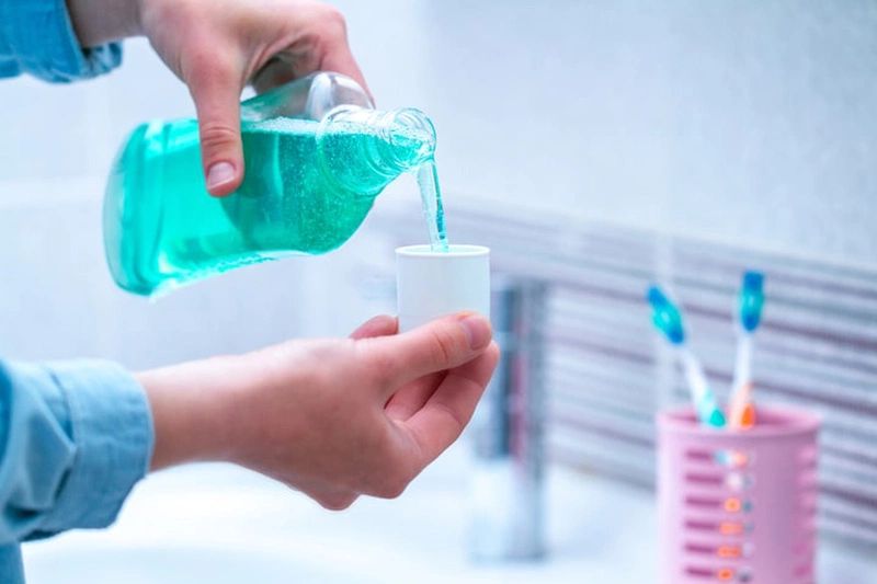 Bà bầu không nên dùng quá nhiều lần nước súc miệng Listerine trong ngày