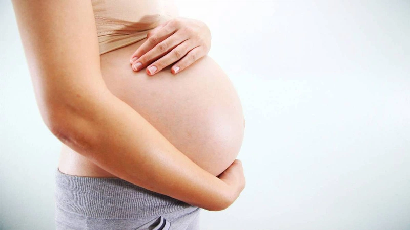 Bụng bầu cũng là vùng rất nhạy cảm nên bà bầu cần hạn chế sờ, cọ vùng này khi tắm
