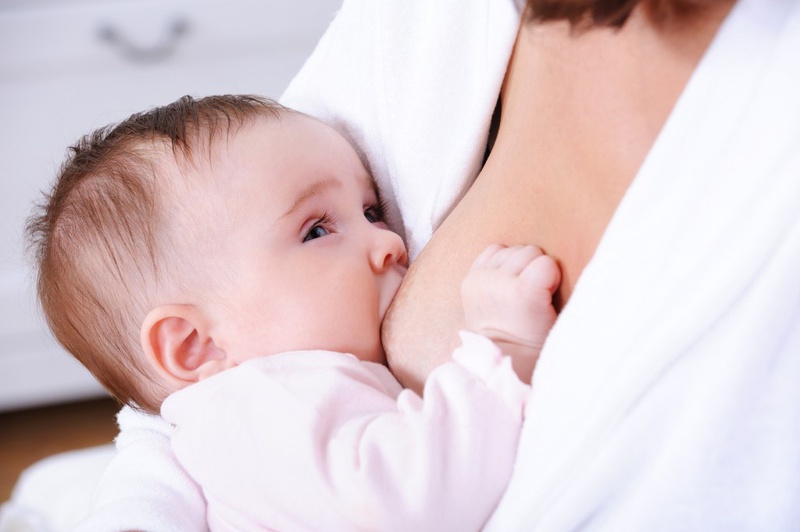 Bà mẹ bị thủy đậu có nên cho con bú hay không 1