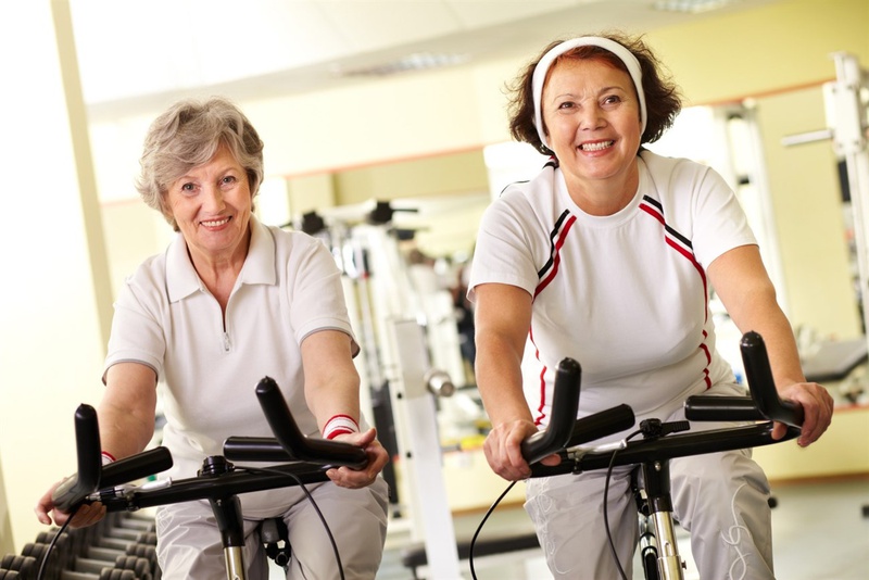 Sử dụng xe đạp tập thể dục trong nhà để giảm cân, rèn luyện sức khỏe là giải pháp được nhiều người cao tuổi lựa chọn