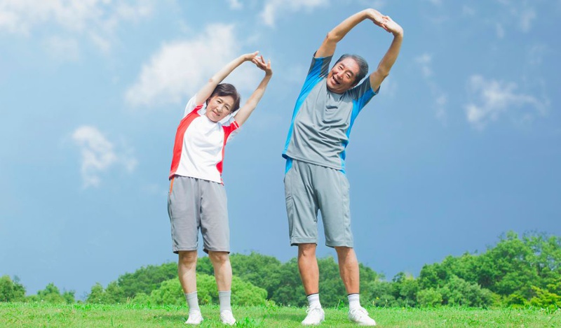 Bài tập thể dục dưỡng sinh cho người cao tuổi: bài tập kéo giãn cột sống