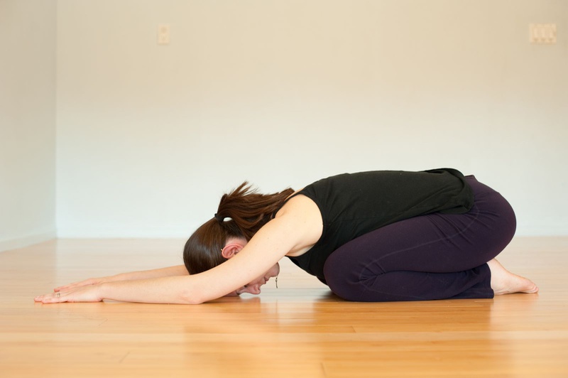 Tư thế em bé hỗ trợ là tư thế yoga trước khi đi ngủ mà bạn nên tập