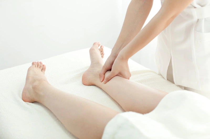 Bấm huyệt chữa đau khớp cổ chân là phương pháp điều trị truyền thống và được áp dụng từ lâu đời