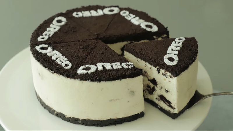 Bánh kem oreo là một món ăn được nhiều người yêu thích với lớp kem ngọt vừa, béo ngậy hòa quyện cùng vị đắng nhẹ và mềm xốp