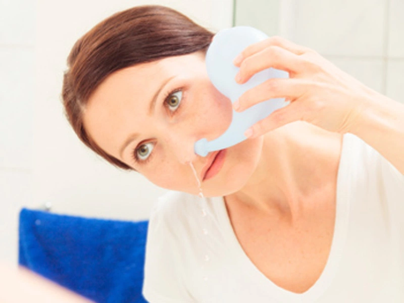 cách rửa mũi bằng nước muối sinh lý