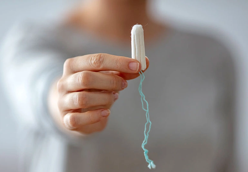 Vệ sinh tay sạch sẽ trước khi dùng tampon