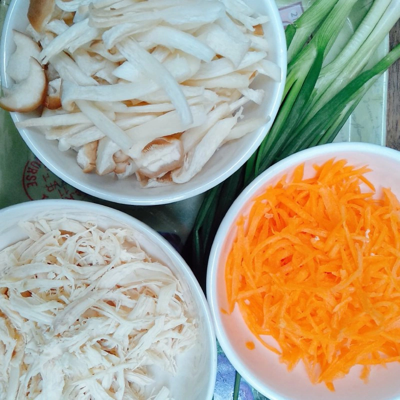 Chuẩn bị các nguyên liệu cần thiết để làm bánh bao gạo lứt gà nấm