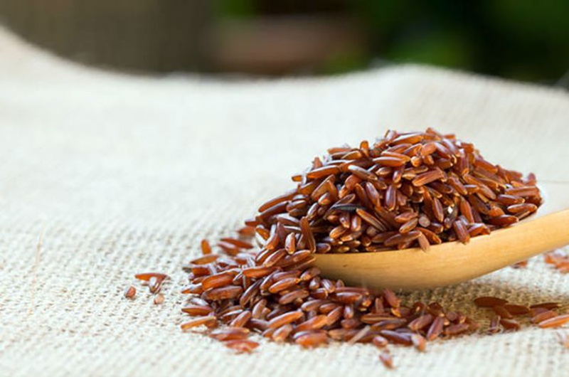 Bánh gạo lứt huyết rồng làm từ gạo lứt - chứa nhiều thành phần phù hợp cho người giảm cân