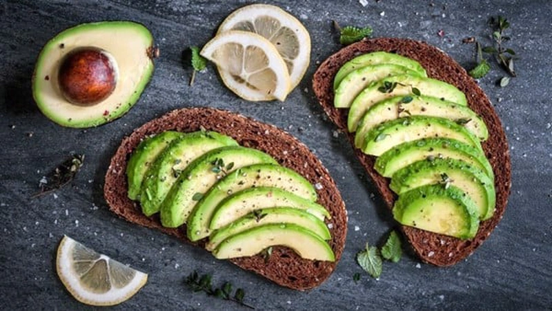 Bánh mì đen dậy mùi vị đặc biệt của lúa mì, vị ngọt của đường Maltese và vị ngọt, béo của mạch nha và kem