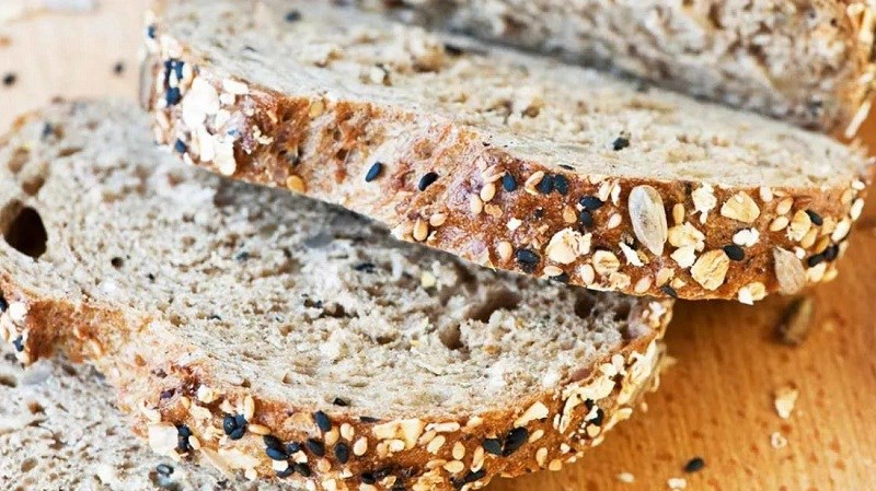 Bánh mì nguyên cám bao nhiêu calo? Có béo không 1
