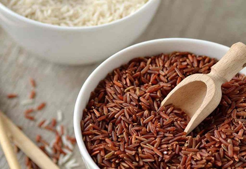 Gạo lứt - nguyên liệu chính làm bánh trứng mè gạo lứt không gây tăng cân