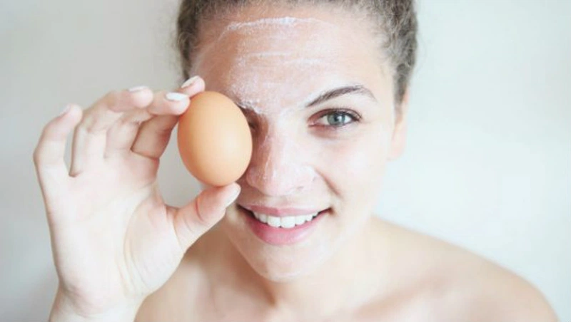Trứng gà có công dụng cực kỳ hiệu quả trong chữa nếp nhăn vùng mắt