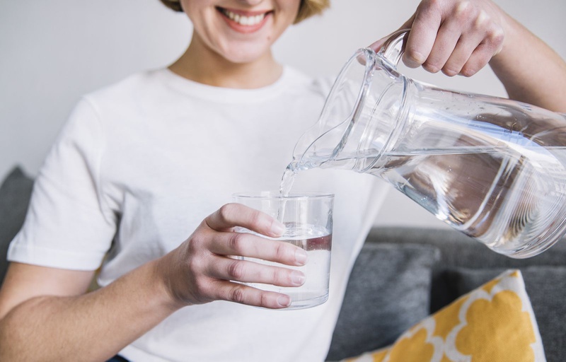 Nước là đồ uống không chứa calo giúp giảm lượng calo hấp thụ và giữ cho vòng eo của bạn ổn định
